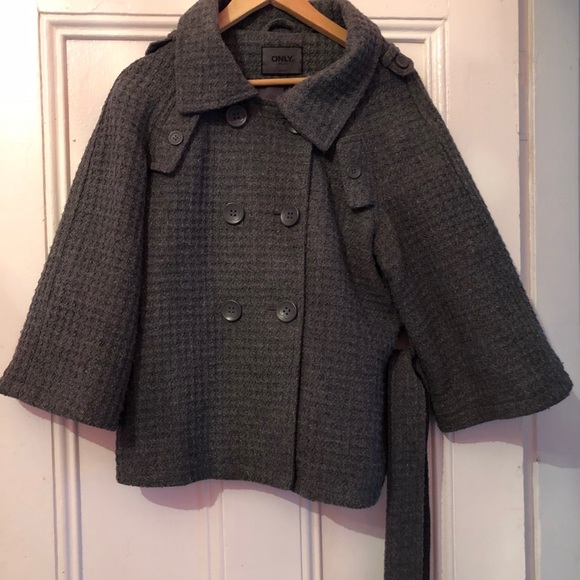 Only heather gray pea coat with 3/4 length wide sleeves. Great condition! - Picture 3 of 5